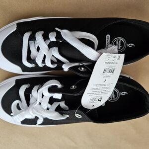 Shoe's size 6 boys nwt